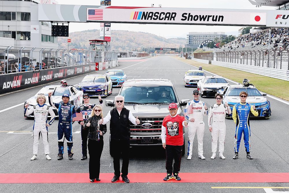 ナスカーのデモ走行にはジョージ・グラス駐日大使（中央左）も訪れた