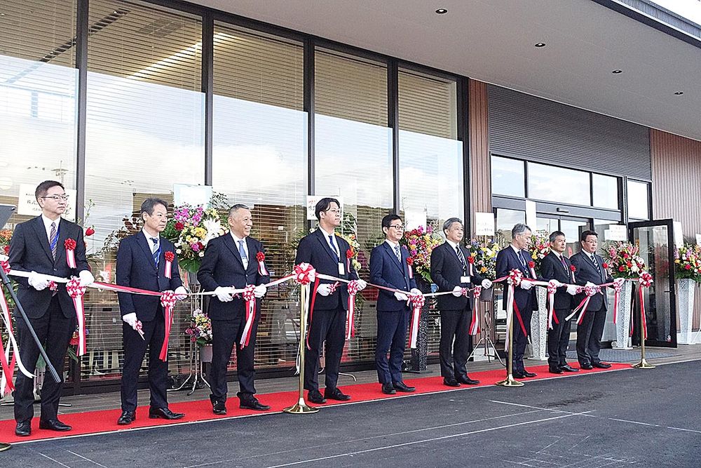 オープニングセレモニーでのテープカット