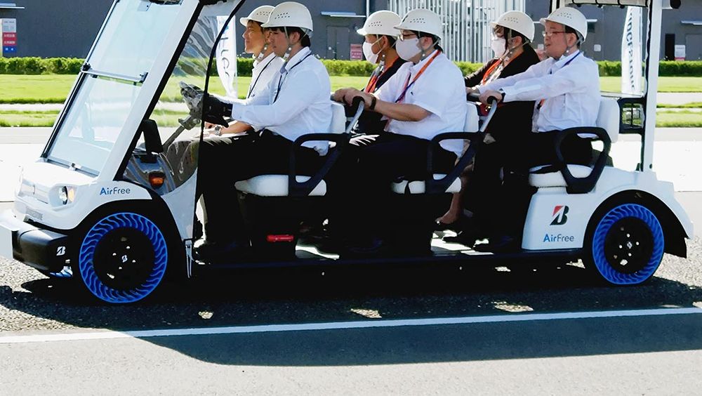 自治体の職員なども参加してエアフリータイヤの試乗会が開催された