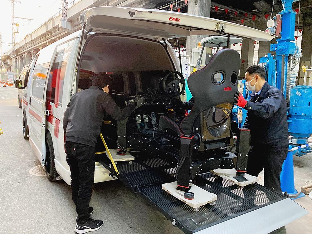 専用車両に機材を積み込む様子
