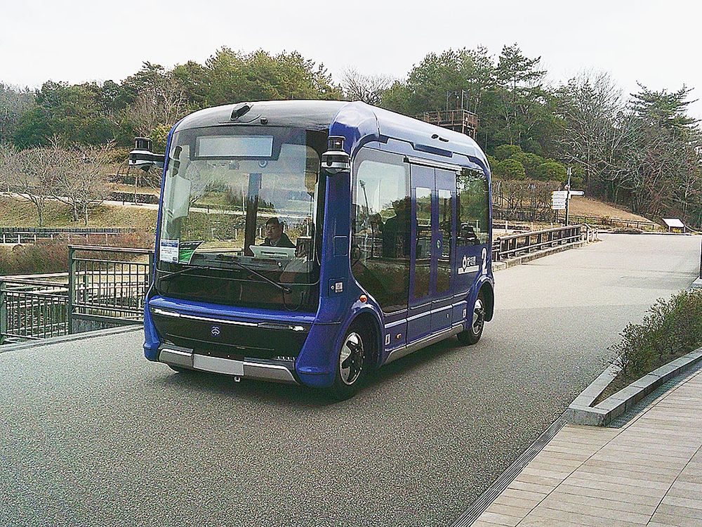 モリコロパークを走行する自動運転バス
