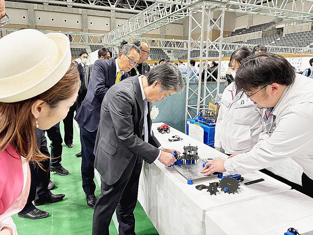 ギアの組み合わせによりメリーゴーランドが回転する仕組みを学ぶ体験コーナー