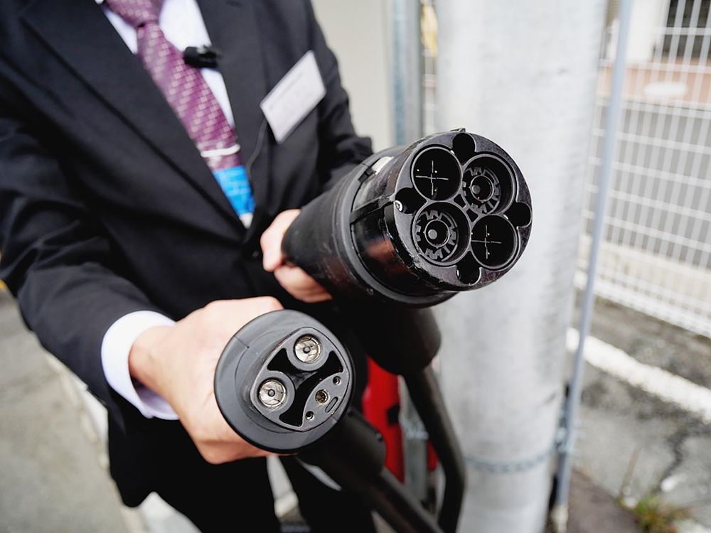 実際にケーブルを持って充電体験も