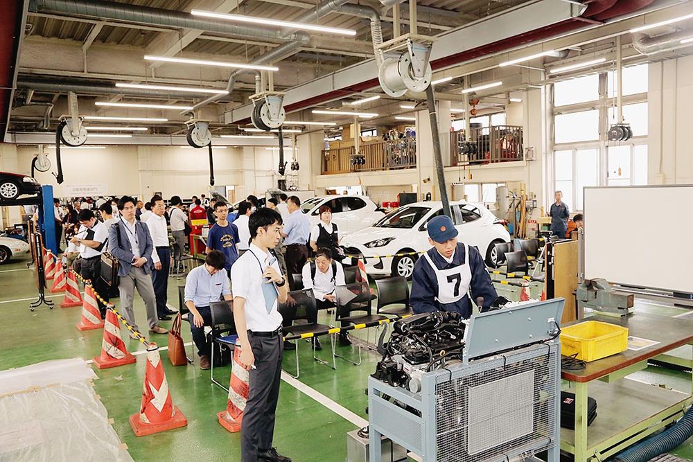 自動車科のない工業高校の生徒に整備の知識を学んでもらう取り組みも
