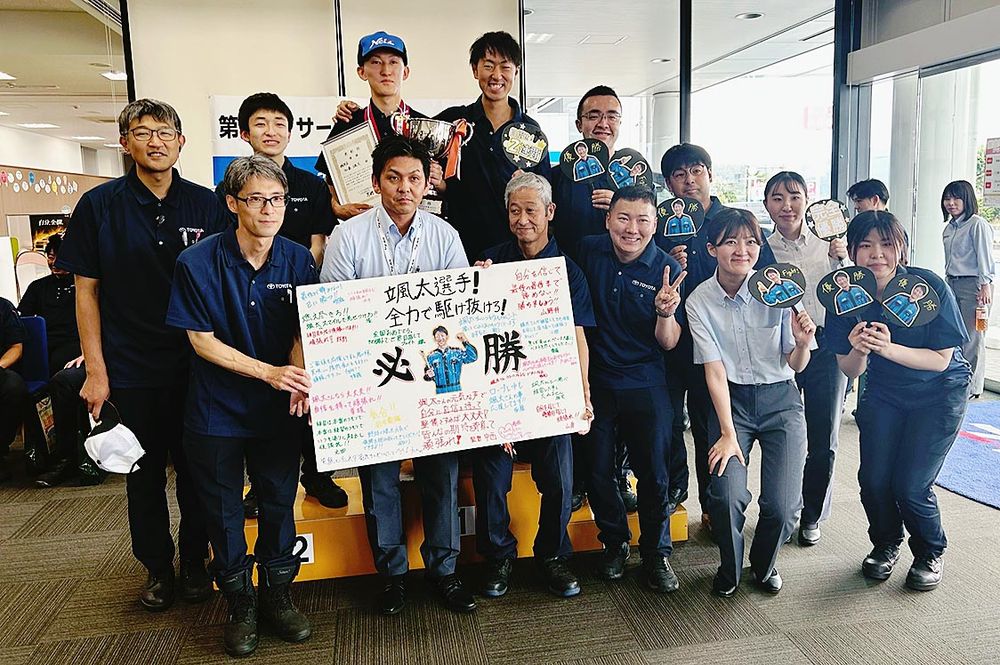 連覇を達成した鶴岡店のスタッフ
