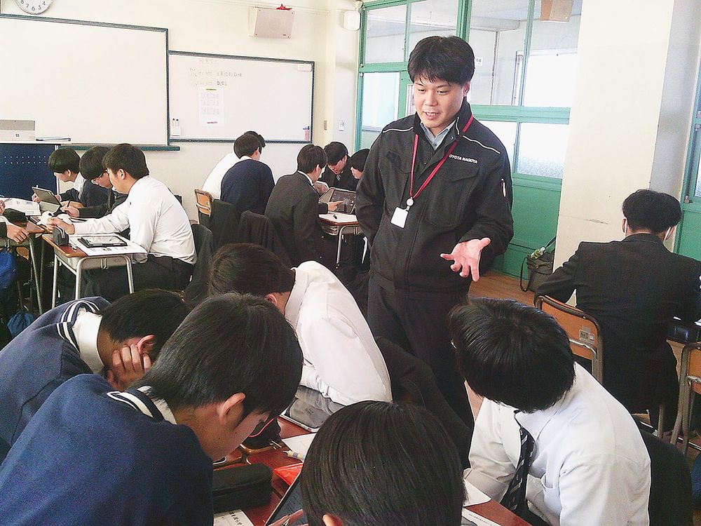 グループごとに自動車技術の活用法を調べる生徒