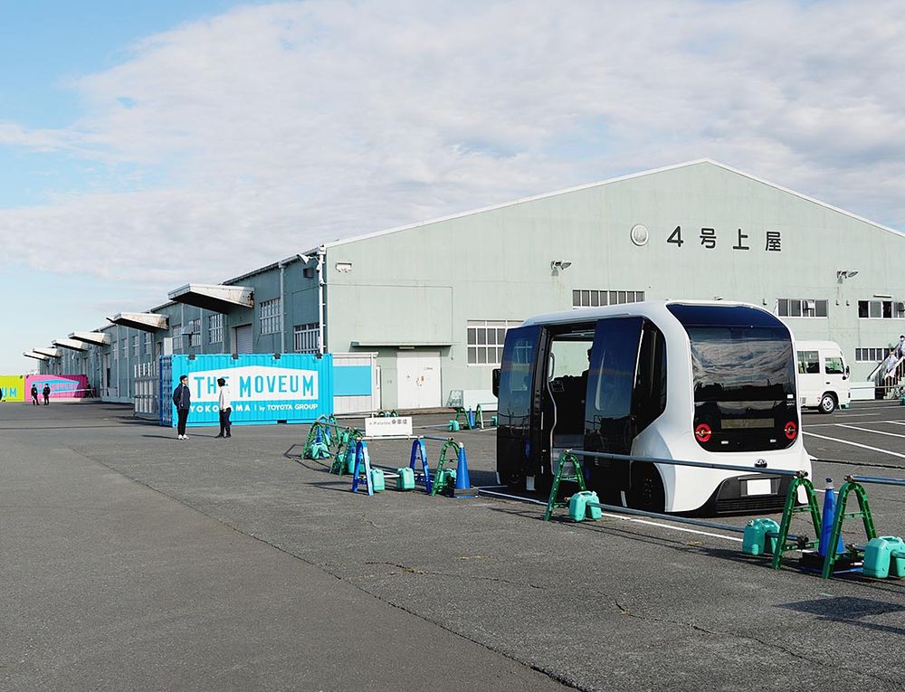 横浜で開催中の没入型芸術イベントでは送迎バスとして使用