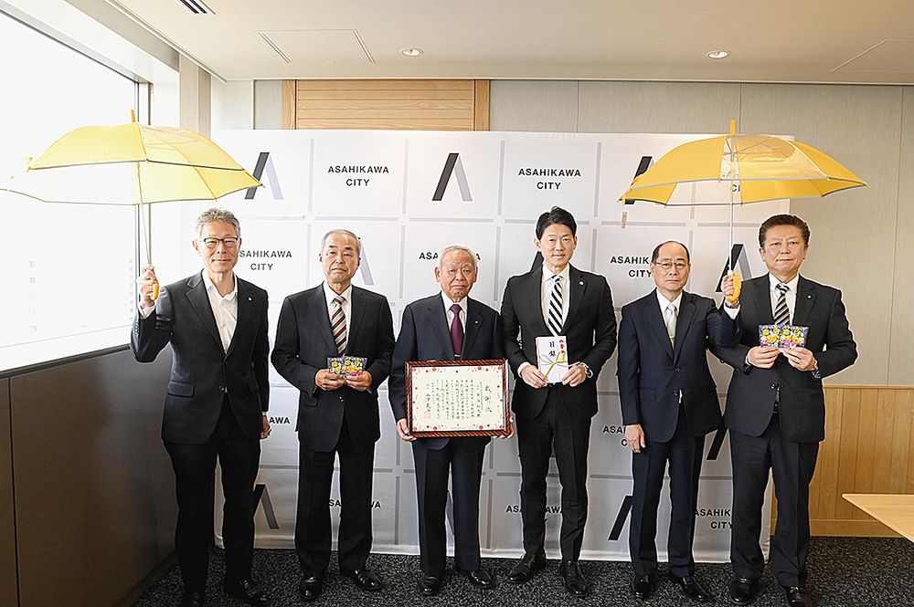 用品を新入学児童の事故防止に役立ててもらう旭川市役所