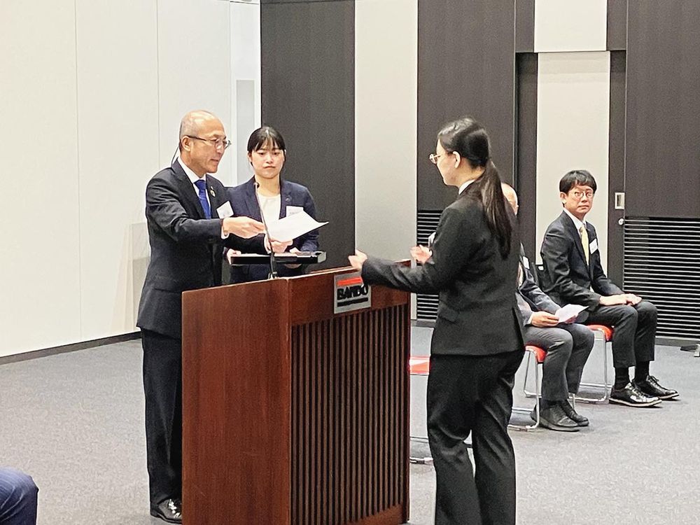 バンドー化学の内定式で、内定者（右）に通知書を手渡す林取締役常務執行役員