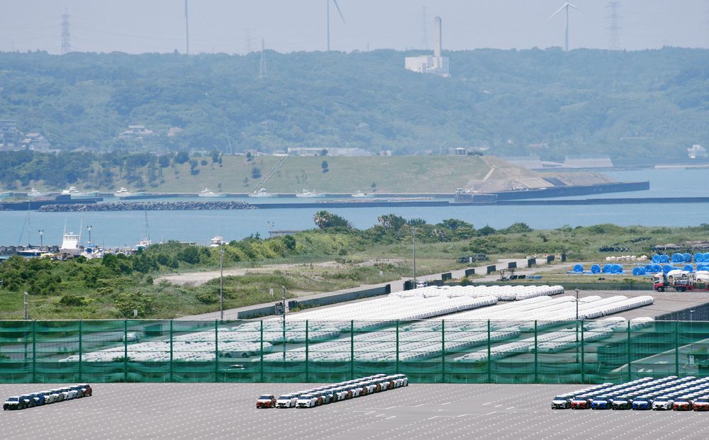 静岡県御前崎港に並ぶ「フロンクス」。品質徹底のため白い保護フィルムが張られている