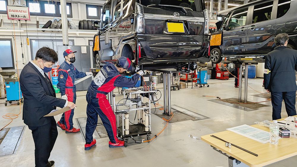 技術コンクールで競技に臨む外国人スタッフ
