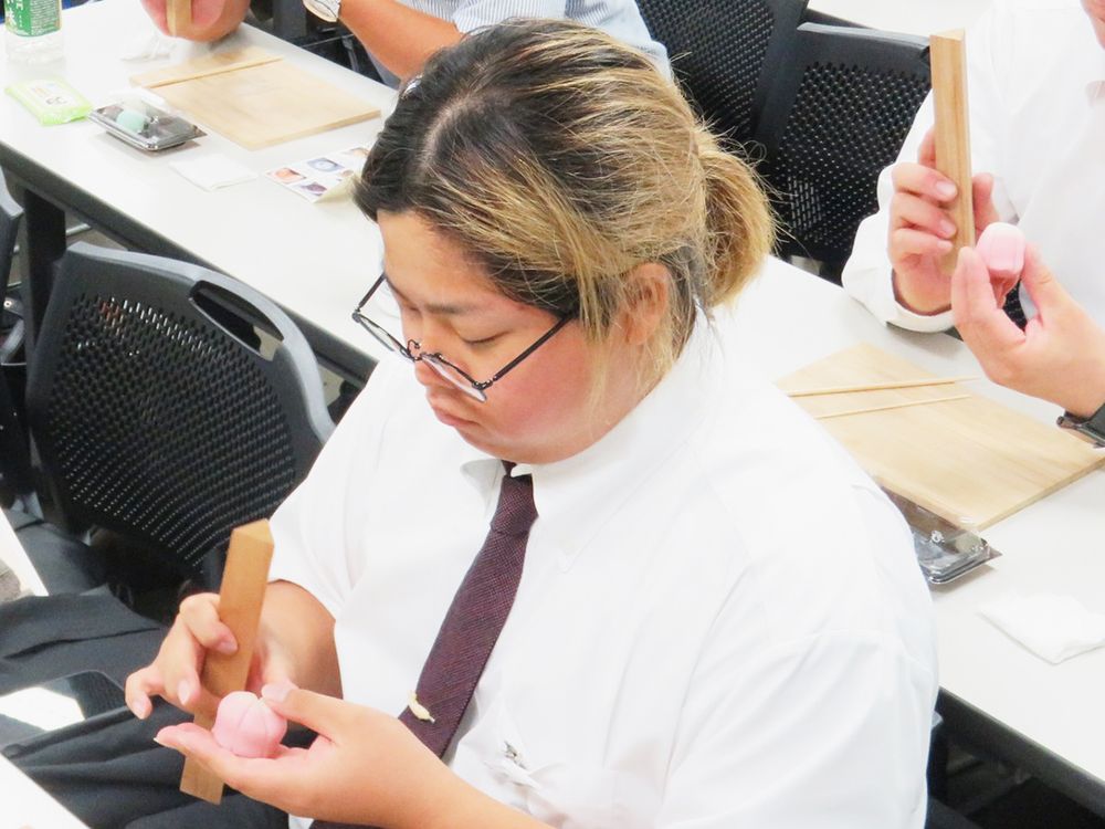 中西店主に教わりながら和菓子作りに挑戦