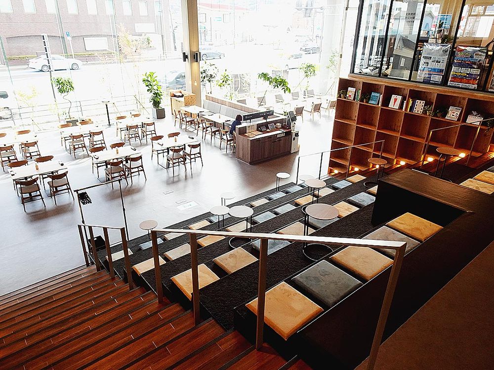 開放感のある広い空間がくつろぎを与える。手前がクリエイティブステップ、中央下がレストラン、右下がイベントスペース