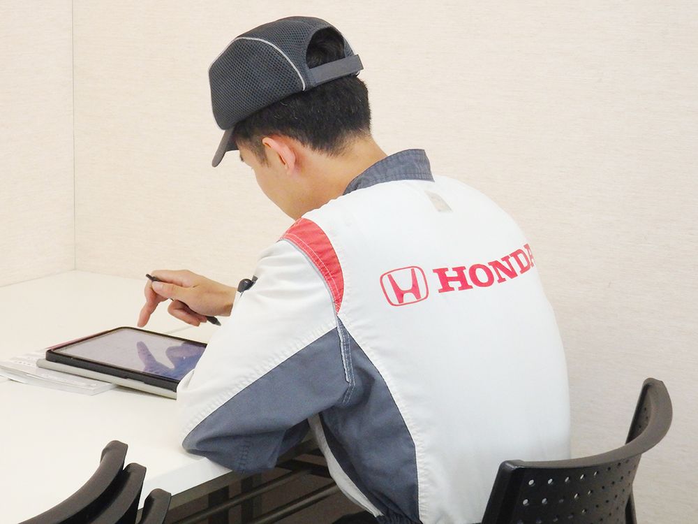 オンライン日本語研修を受ける外国人整備士（写真はホンダクリオ南海）