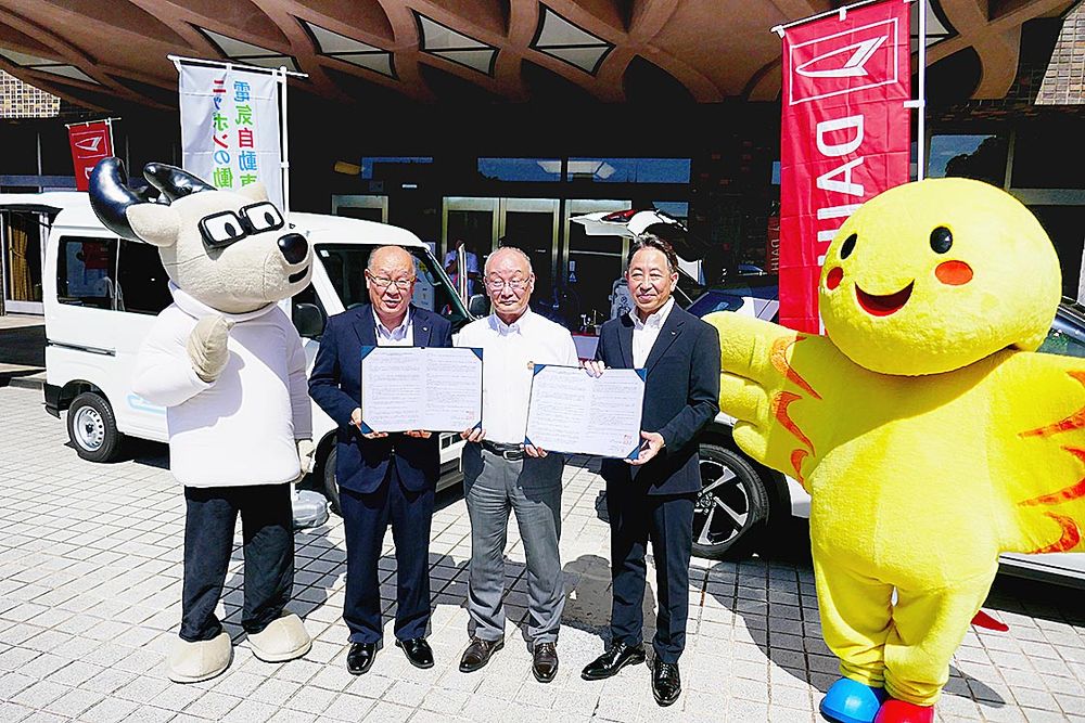 兵庫県とダイハツ工業、兵庫ダイハツが電源支援に関する協定を締結。（左から和田社長、山下保健医療部長、福田本部長）