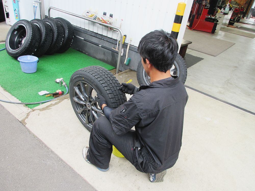 小石取りをする社員