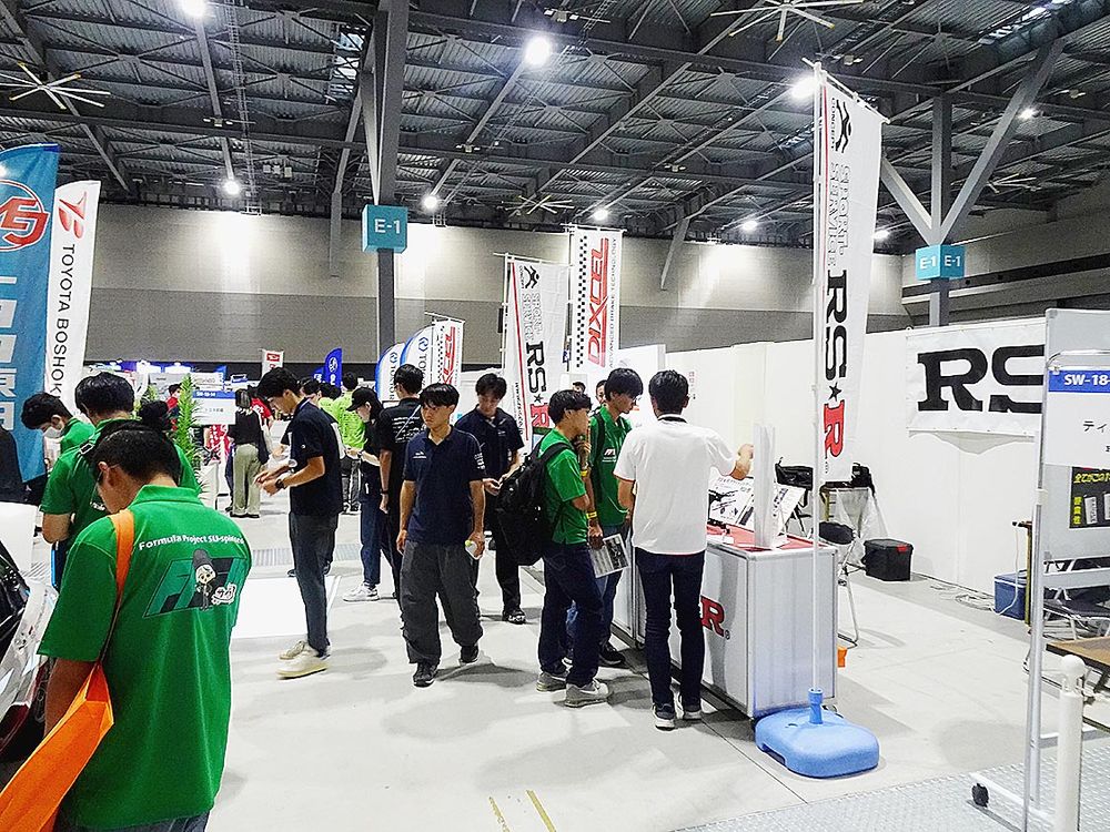 企業ブースの展示に興味を示す学生もみられた