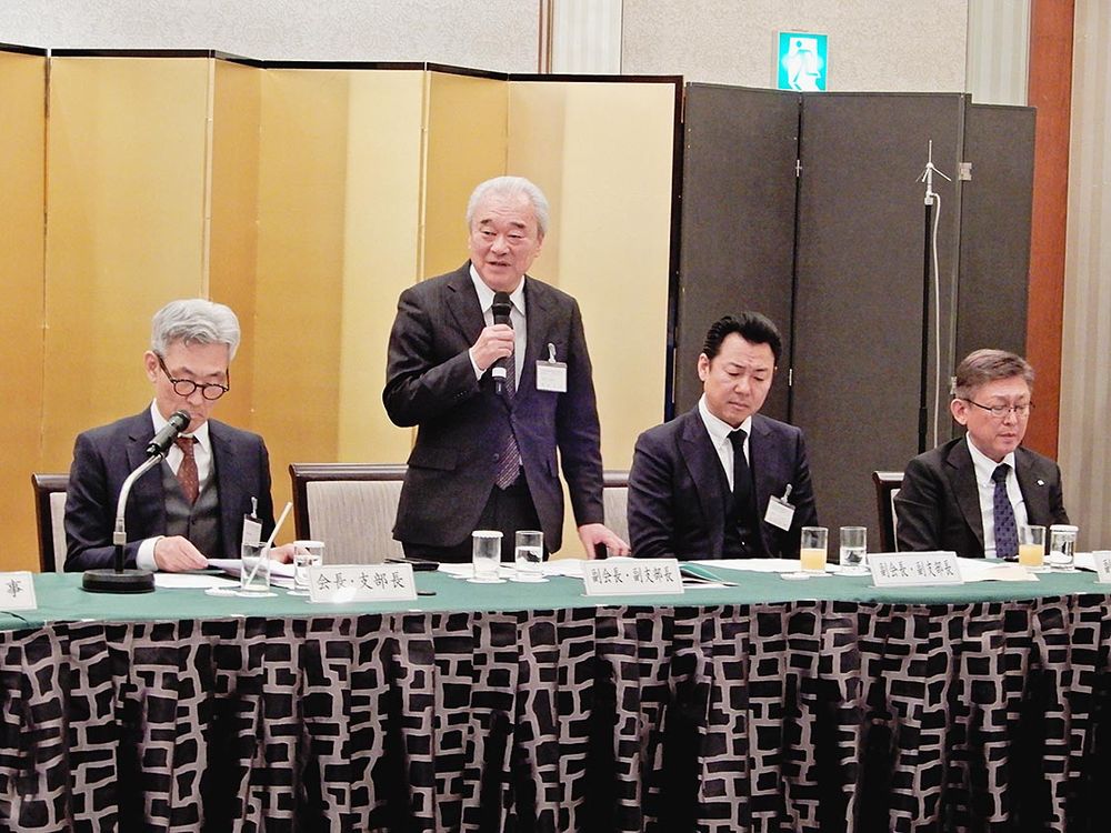 就任のあいさつをする伴仲新会長・支部長（左から２人目）
