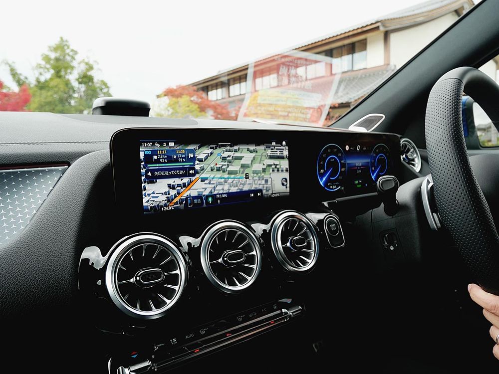 同乗試乗で最新技術を体感（写真はメルセデス・ベンツＥＱＡ２５０＋）
