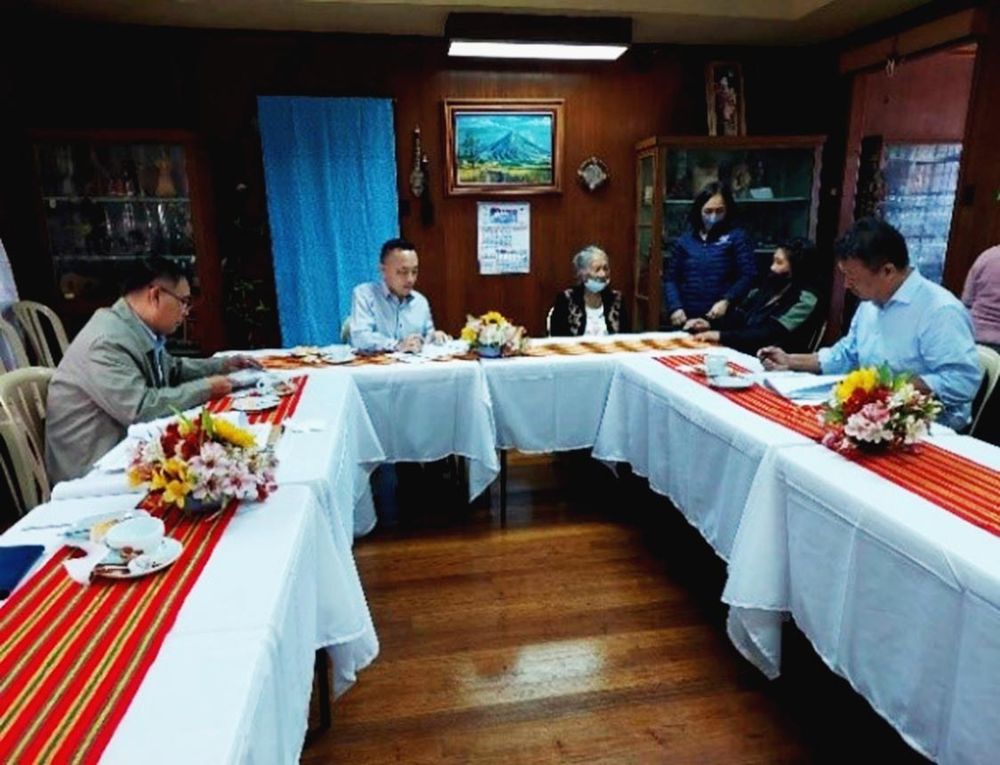 日本大使館の山口基頼領事（中央左）がバギオの日系人会（アボン）で残留日系二世デリア・トミタさん（82）（中央右）を面接調査（2024年2月）〈PNLSC提供〉
