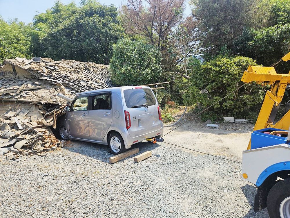家屋の下敷きになった車両
【写真提供：ＪＡＦ九州本部】