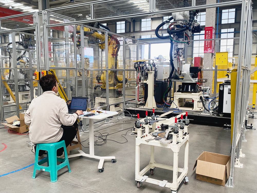 産業用や人型ロボットのサプライチェ―ンを担うROKAE。日本のファナック（左の黄色のもの）と自社のロボットを比較している現場もあった