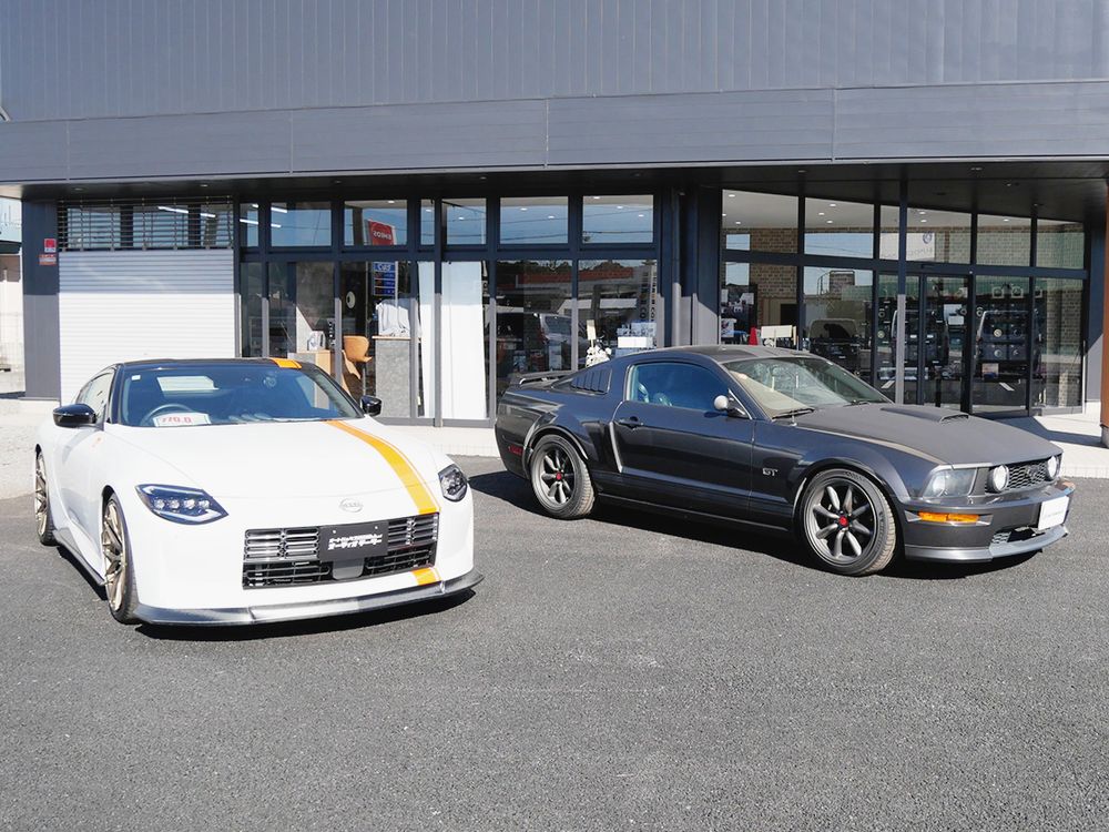 店の前にはデモカーを設置している