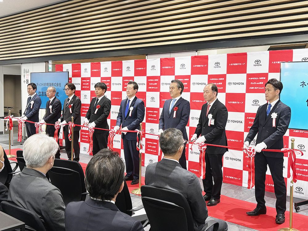 竣工式のテープカット（右から４人目が久保社長）
