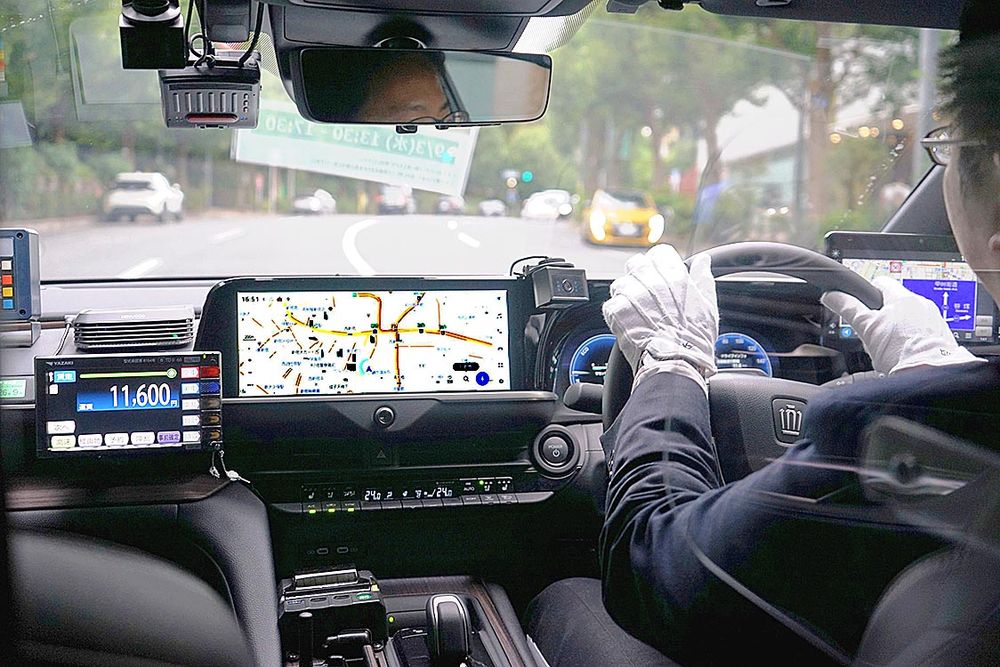 車内は非常に静かで、ロールやピッチも感じられず乗り心地はすこぶる良い
