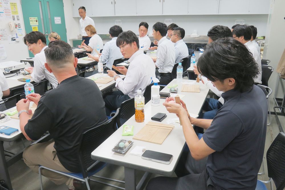 和菓子を通じて交流を深める参加者