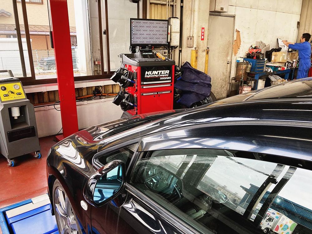 工場内には４輪アライメントの専用機器を設置