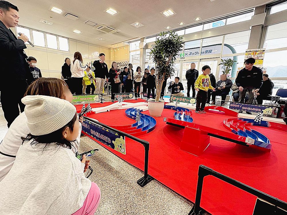 子どもたちは同社オリジナルの「チャウピーステッカー」をミニ四駆に貼付してレースに参加した