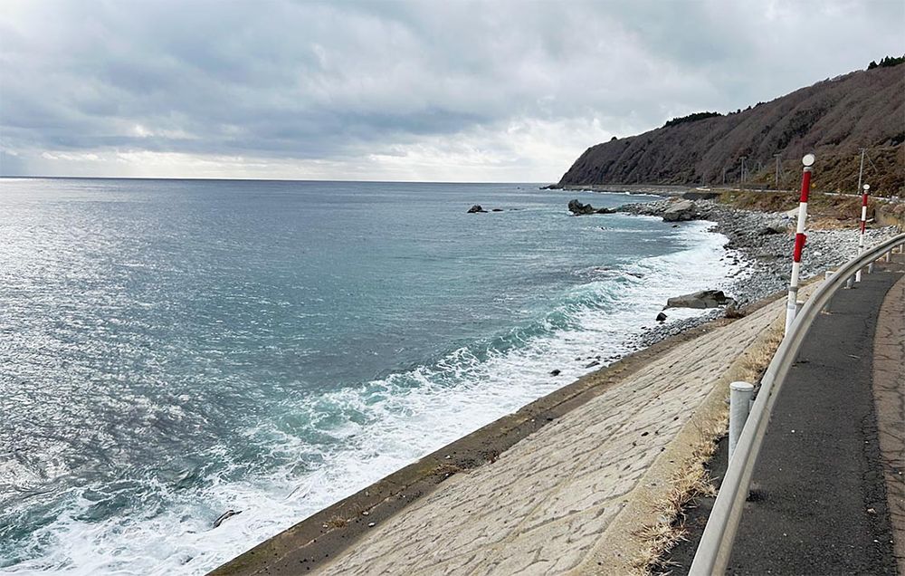町役場がある奥尻地区から青苗地区に向かう途中の海岸線
