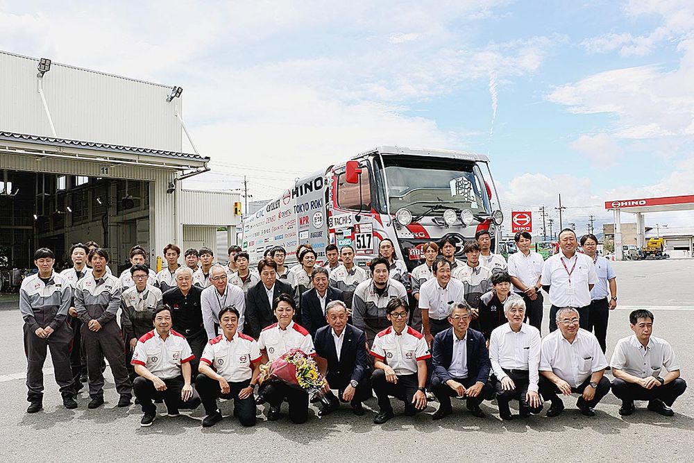 ラリー車両をバックに出席者全員で記念撮影