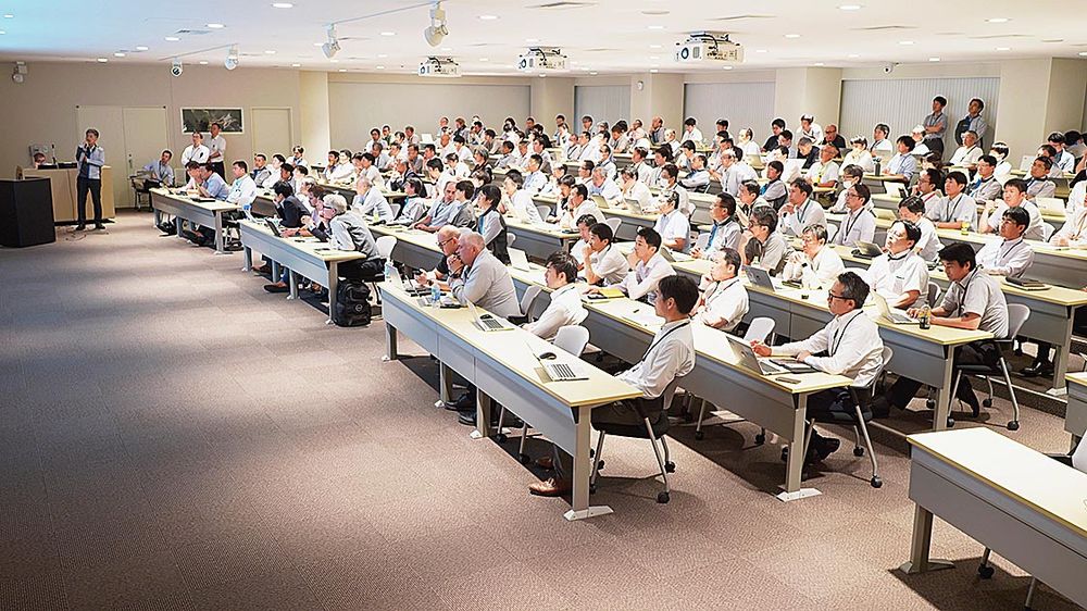 新車開発のコスト削減について話し合う「大部屋活動」