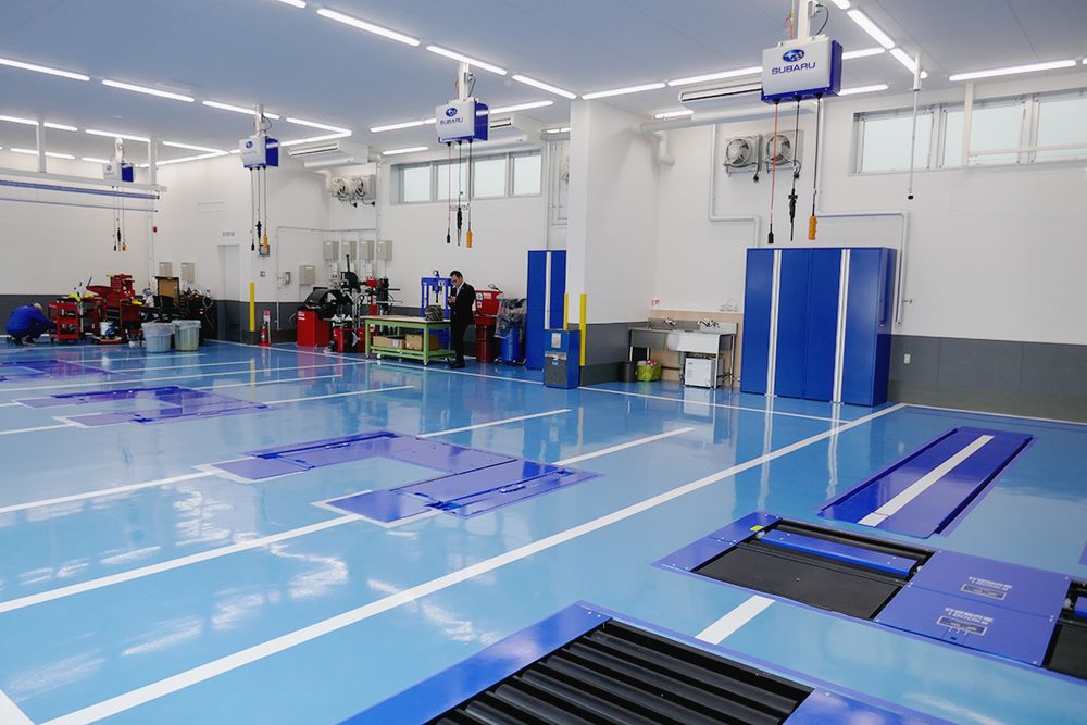 サービス工場には空調設備とシートシャッターを備える