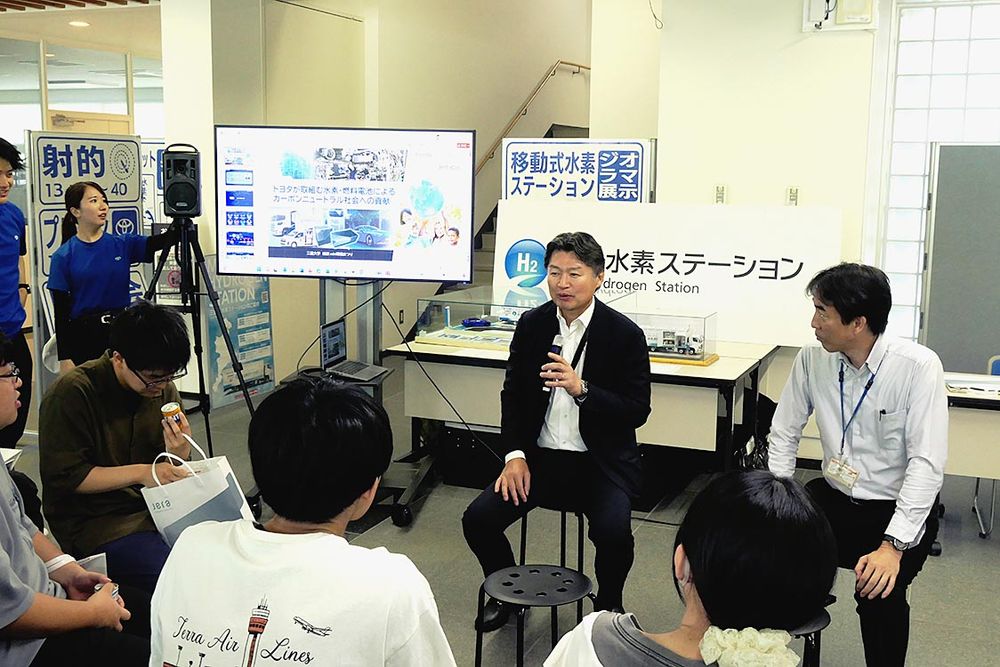 三重大学でのイベントで、学生と談笑する三重トヨタ・竹林社長（中央）