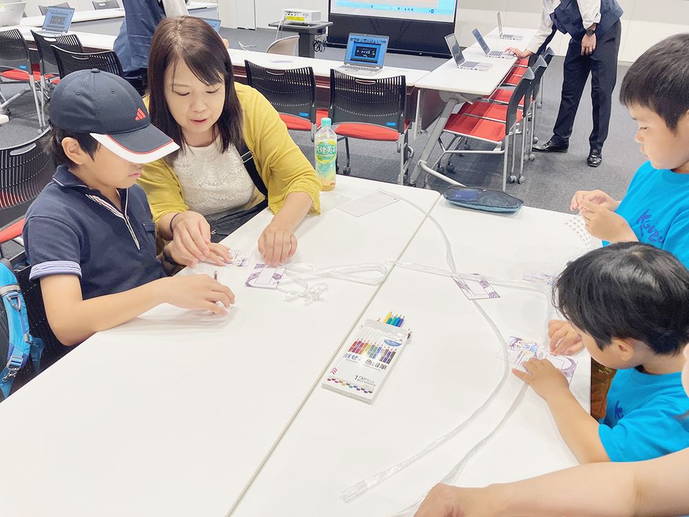バンドー化学「子ども参観」でオリジナルの名札を作成する参加者