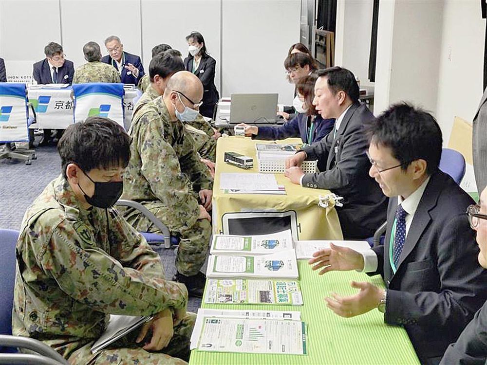 就職説明会では、企業や団体のブースで業務について自衛官が説明を受けた