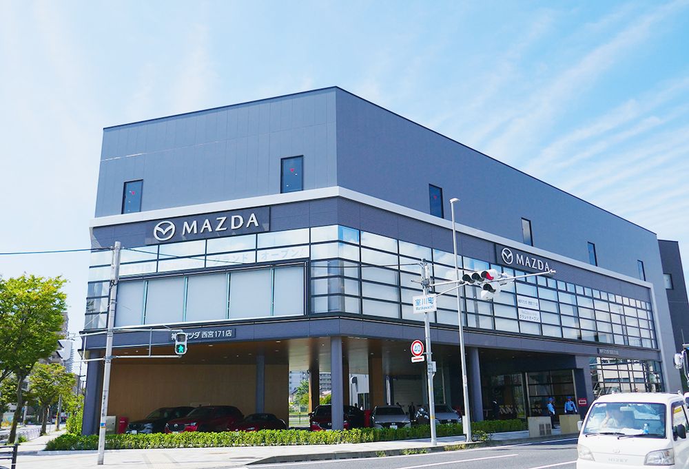 国道171号線・室川町交差点に圧倒的な存在感を出す新ショールーム