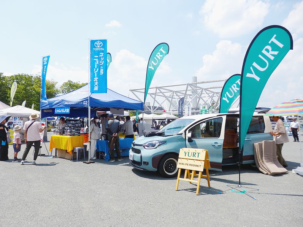 イベント出展ブースで装着車両を展示
