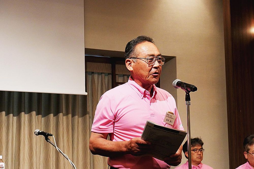 総会であいさつする塚本会長
