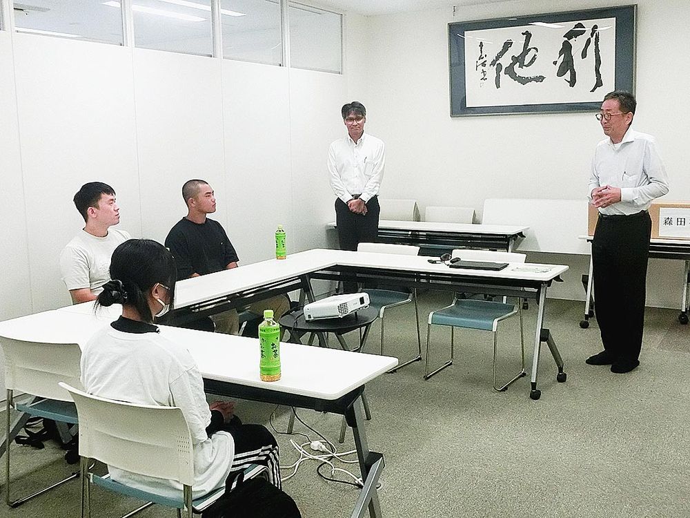 学生にあいさつする藤田副社長