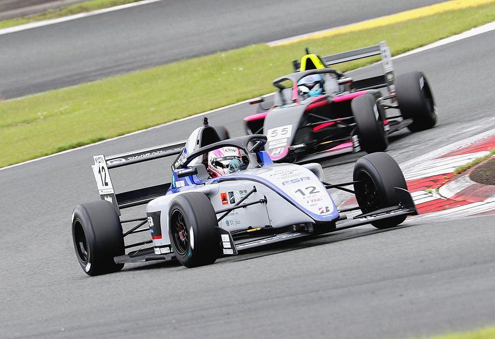 キョウジョカップにもママさんドライバーが参加している