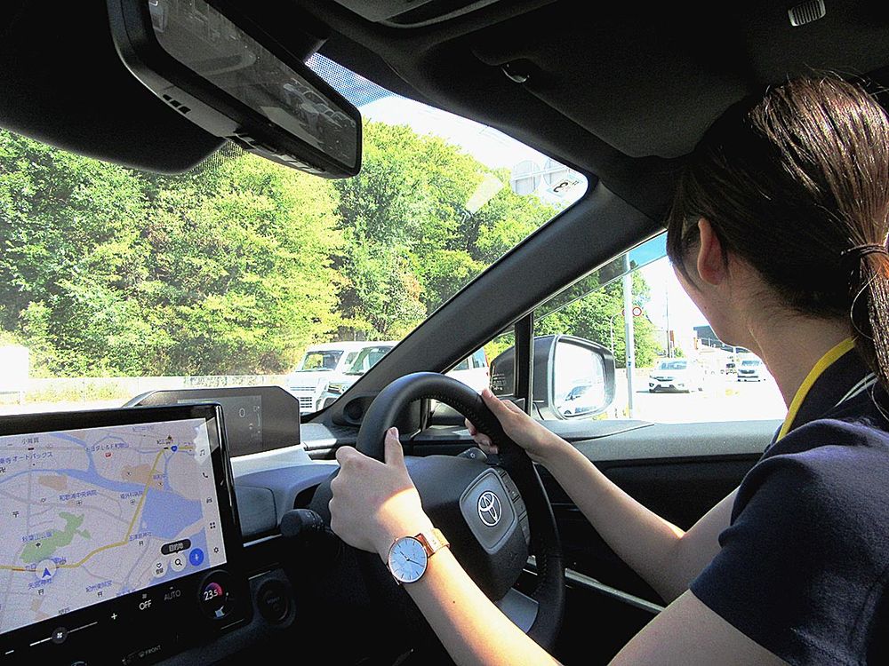 電気自動車（ＥＶ）「ｂＺ４Ｘ」に試乗する学生