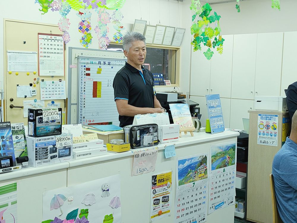 研修会であいさつする上田社長
