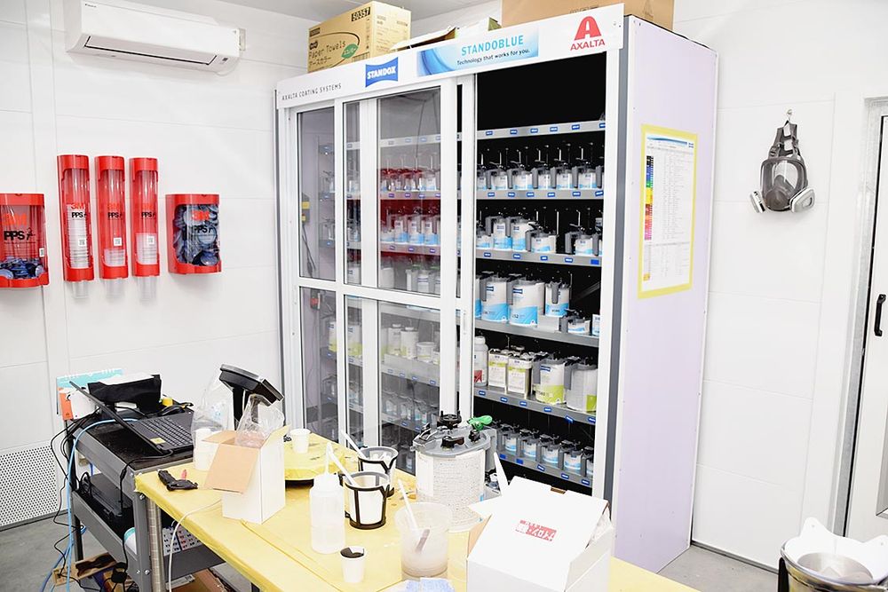 水性塗料のみを取り扱う（調色室）