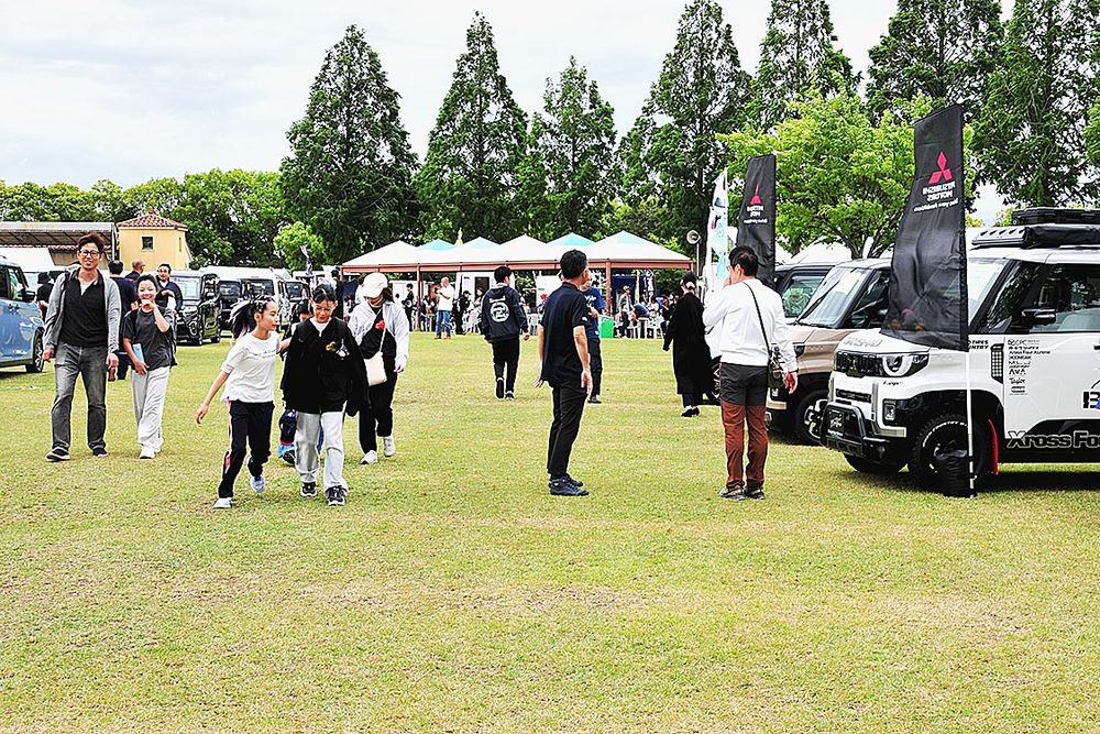 初日は小雨に見舞われたが、初回としてまずまずの来場を集めた