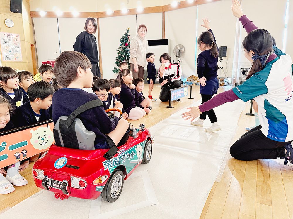 交通安全教室の様子。子どもたちが楽しみながら交通安全を学んでいる