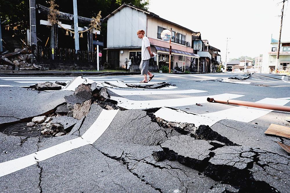 震災では路面に多数の被害が（熊本県宇城市＝時事）